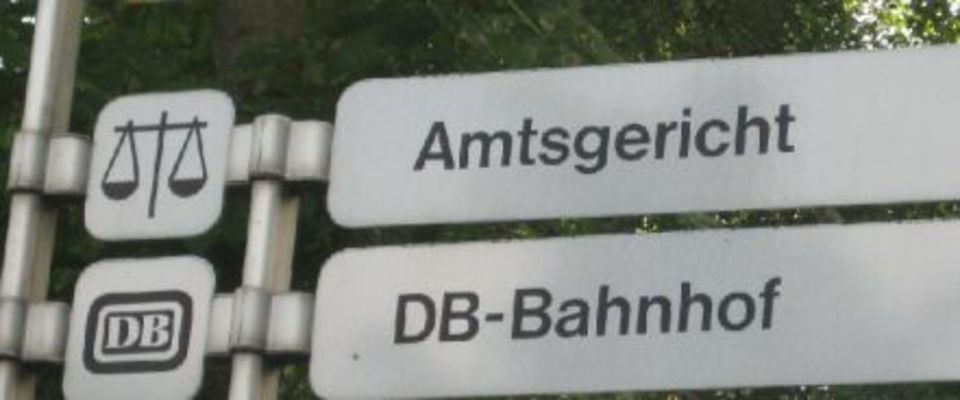 Schild zu Amtsgericht und Bahnhof in Euskirchen